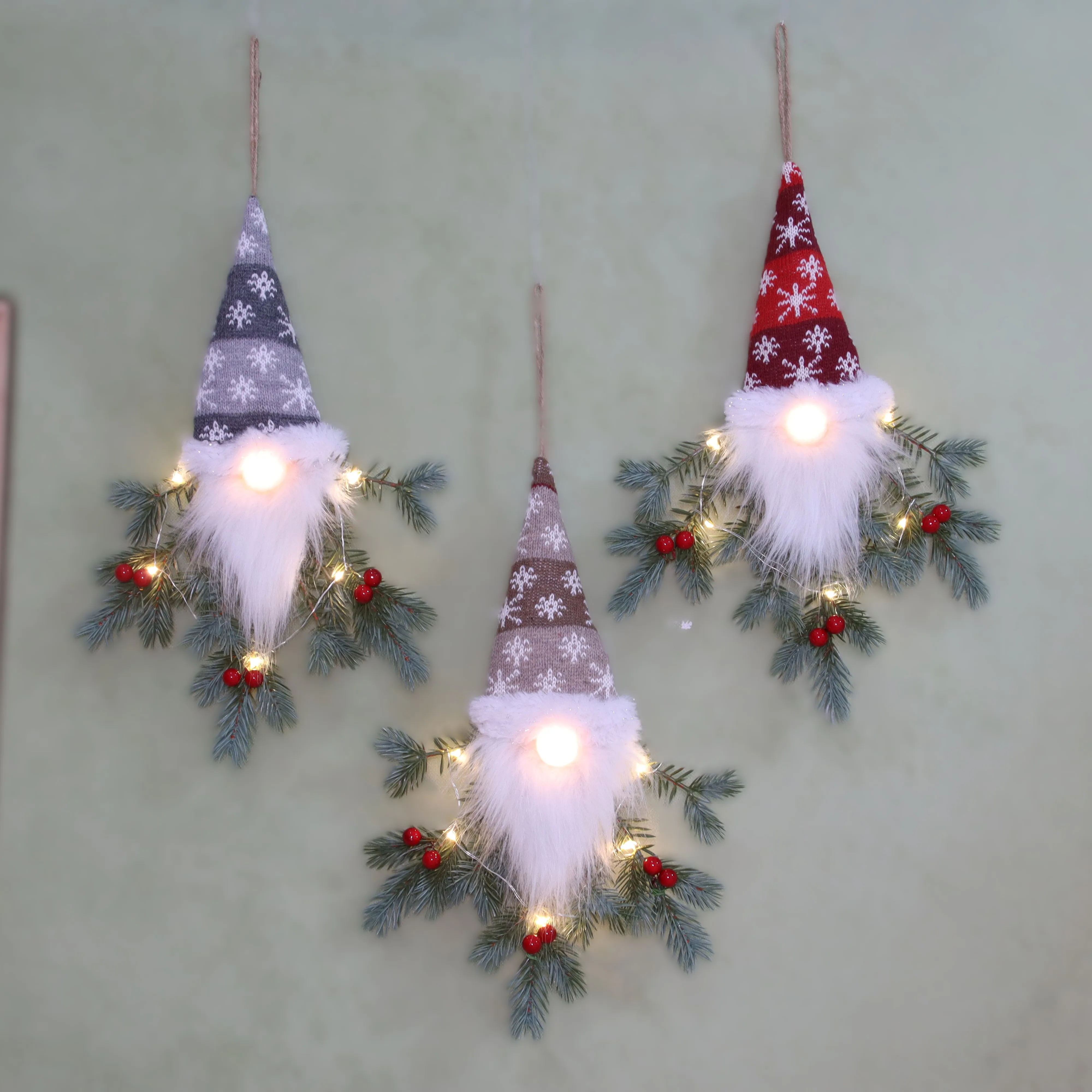 3-teilige Weihnachtswichtel-Wanddekorationen mit LED-Lichtern, Filz-Nikolausmütze & Tannenzweigen, Weihnachtsschmuck für Zuhause/Kamin