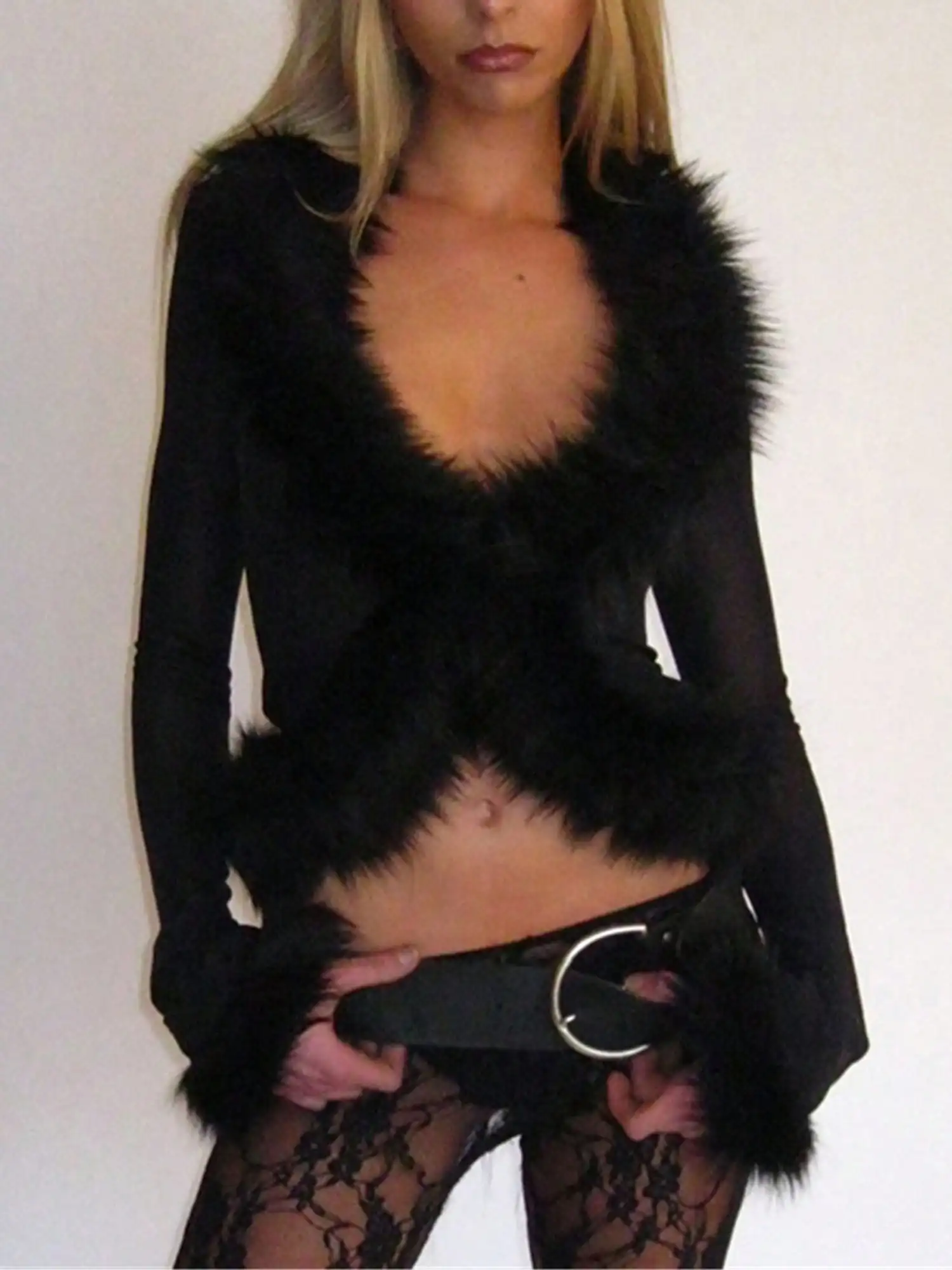 

Черная блузка с глубоким V-образным вырезом, длинными рукавами и отделкой из искусственного меха, открытая спереди