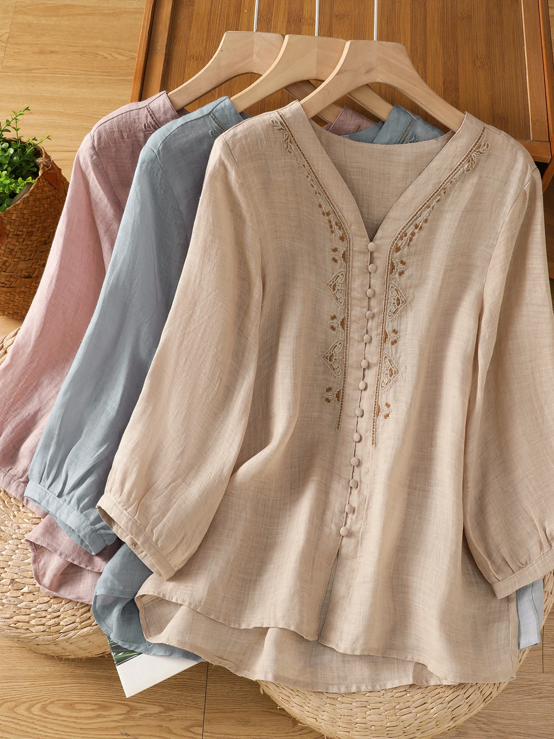 

Ele Embroidered Casual Lightweight irt Женский летний топ свободного покроя большого размера на пуговицах Five-Quarter Sve V-Ne