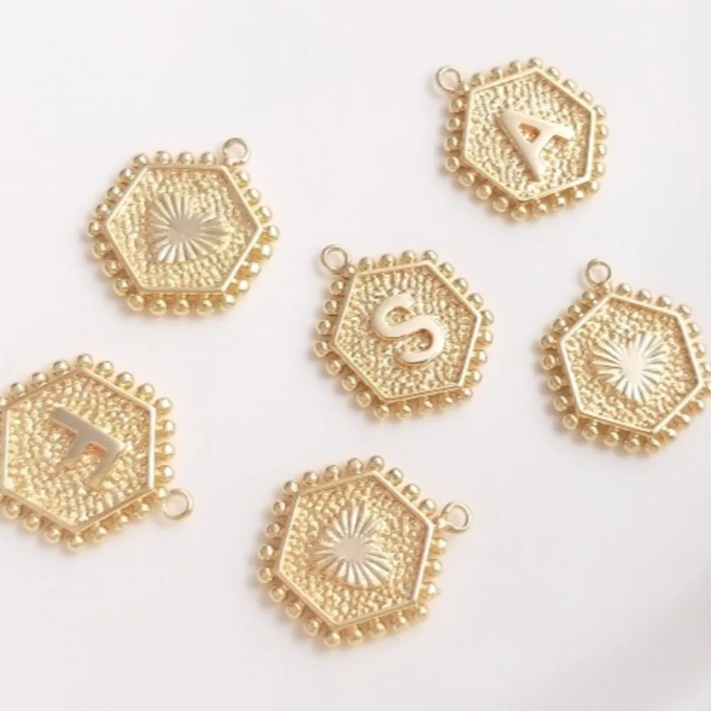 1 قطعة دلايات النحاس 14K الذهب اللون مسدس 26 رسائل الحب موضة Hangtag سوار ذاتي الصنع أقراط قلادة مجوهرات قلادة