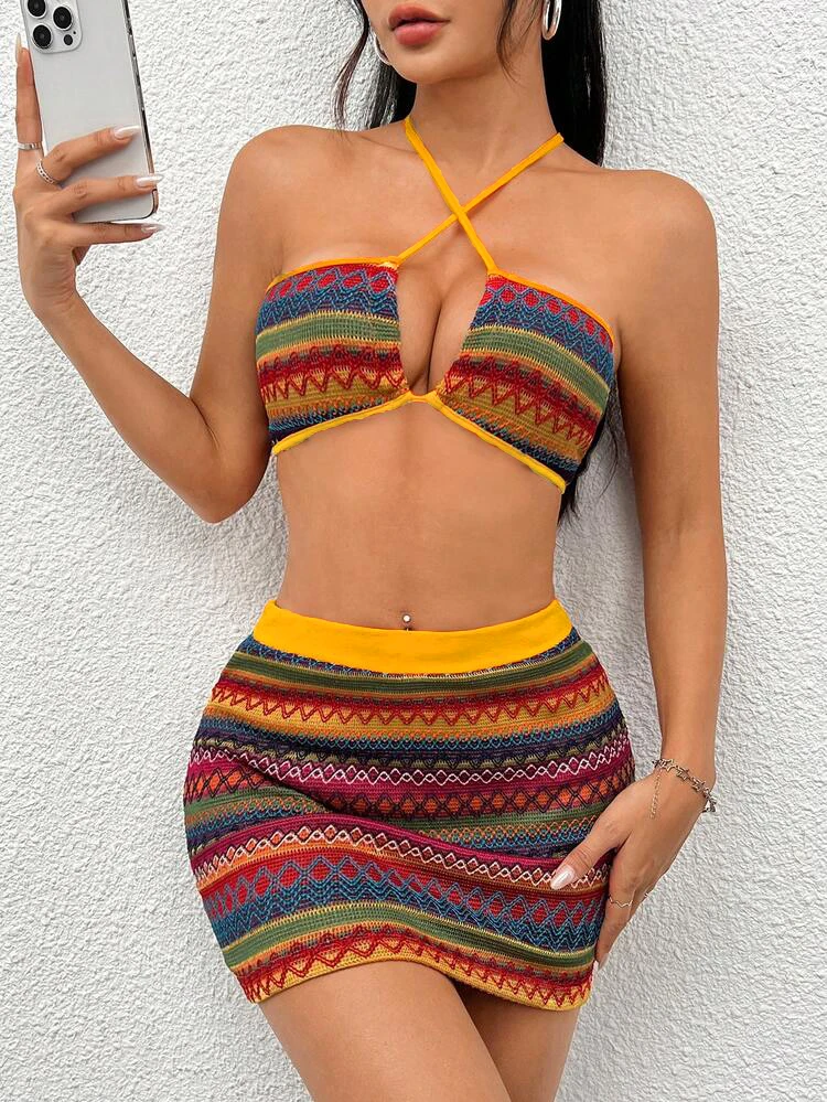 

Женский комплект из короткого топа длиной до шеи и юбки в полный рост в красочную полоску с контрастным подолом