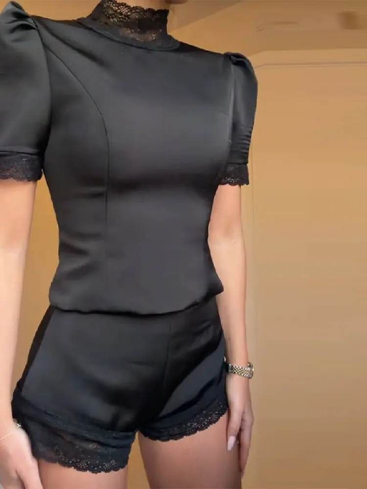 

Минималистичный кружевной черный комплект с шортами: уникальный женский шикарный топ с подплечниками и облегающие шорты. Новая повседневная одежда для женщин.