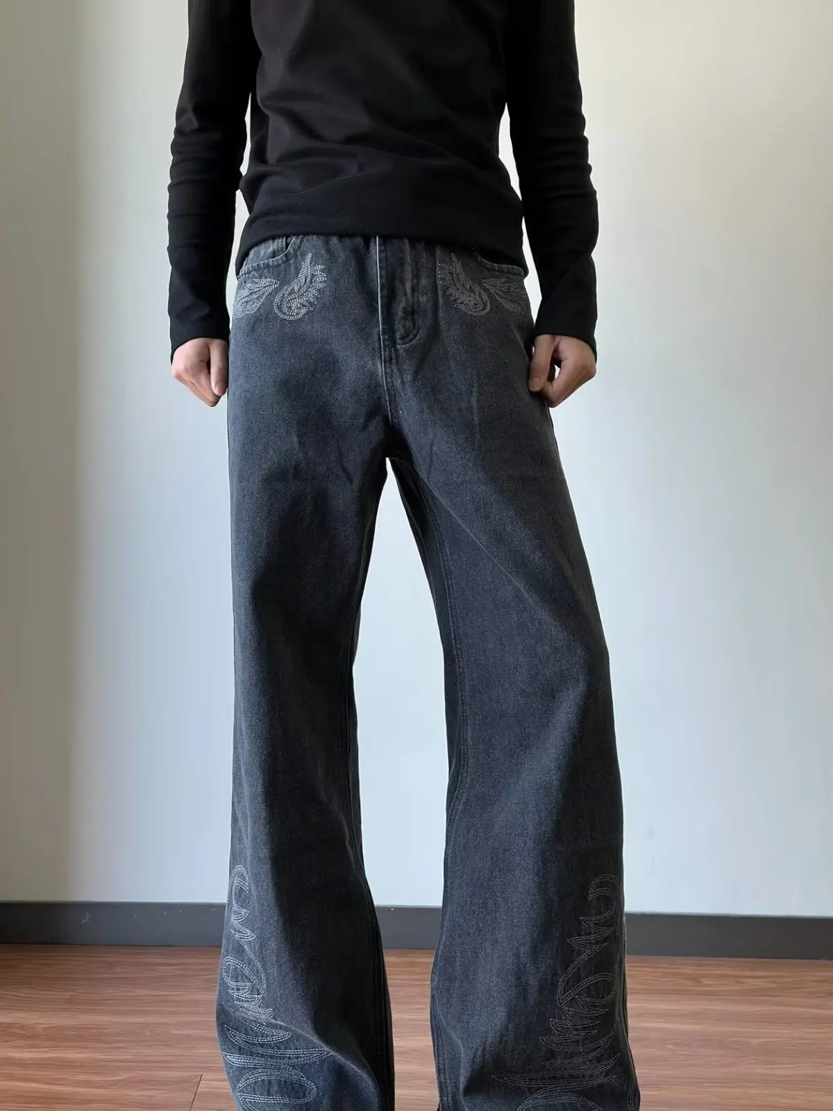 Calças Jeans Retrô Lavadas Bordadas Masculinas e Femininas, Modelo Solto de Perna Reta, Pretas, com Efeito Emagrecedor, Estil...