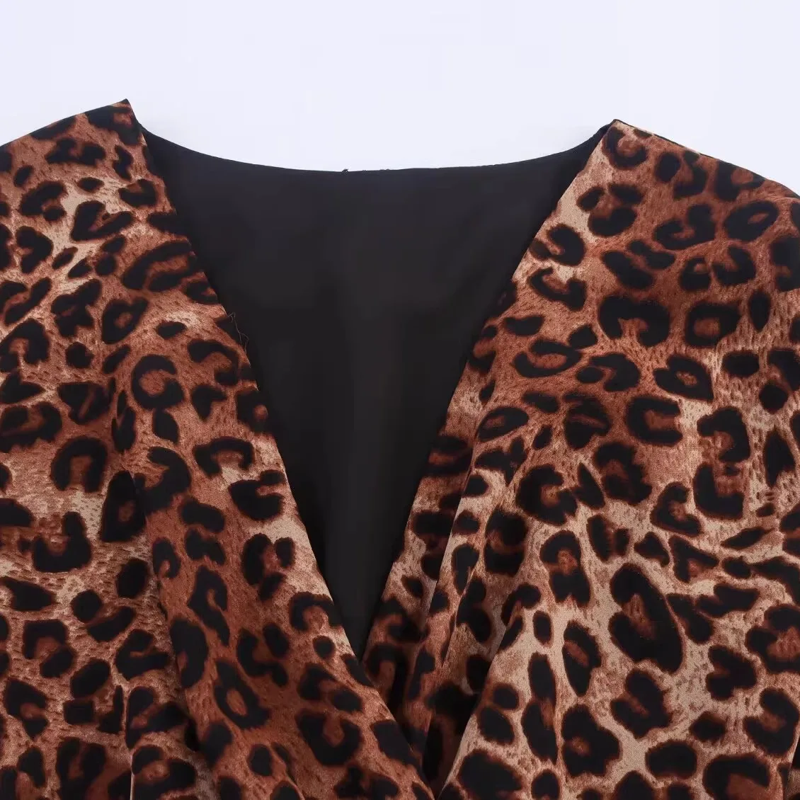 Vestido f e e casual de poliéster com estampa de leopardo, decote em V, cintura ajustada e saia em camadas esti...