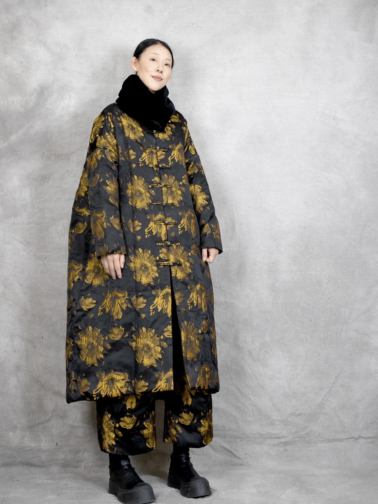 

Модный длинный хлопковый плащ и теплые брюки-кюлоты: осенне-зимний термокомплект для женщин, свободный крой, с цветочной вышивкой