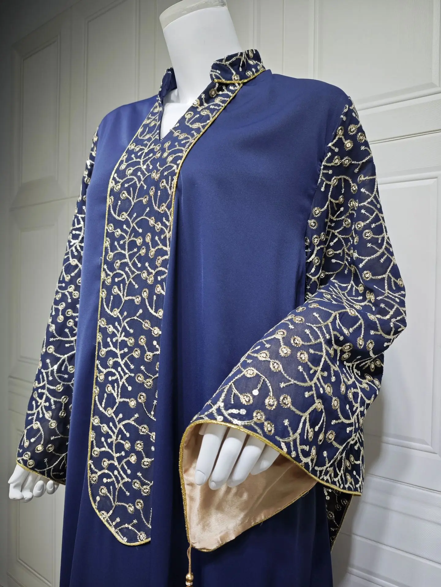 Quasten Abaya Muslimische Frauen Stickerei Pailletten Kleid Split Dreieckige Ärmel Robe Lose Jalabiya Kleid Lange Kaftan Eid Pullover