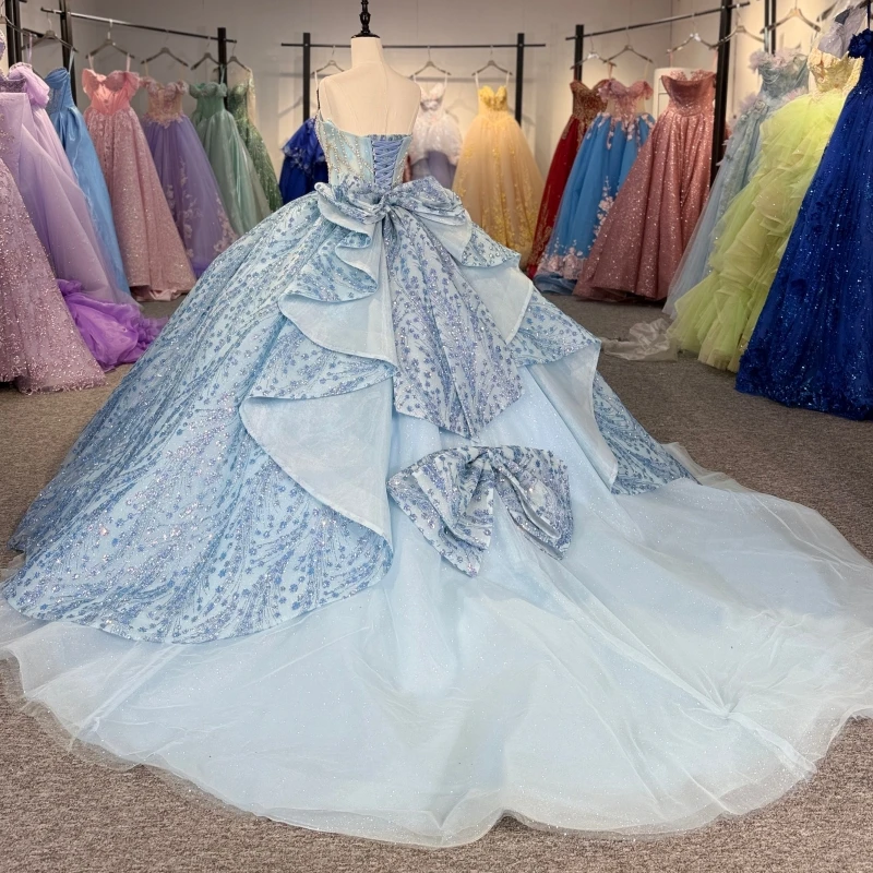 فساتين Quinceanera لامعة باللون الأزرق السماوي ثوب حفلة قبالة الكتف مزين بالدانتيل مطرز بفيونكة مشد متدرج تول حفلة عيد ميلاد حلوة