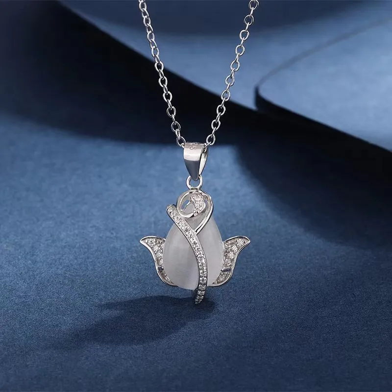 

White Chalcedony Tulip Necklace Women's Flower Versatile Niche Advanced Temperament Collarbone Chain Trend