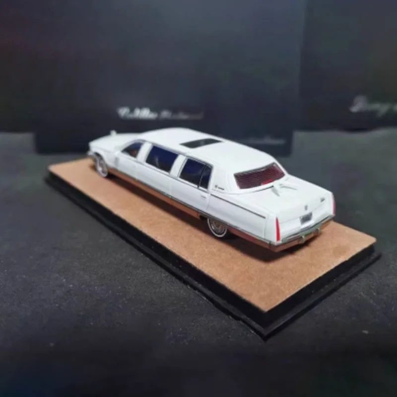 

Diecast Alloy 1:64 Scale Cadi Fleetwood Extended Simulation Alloy Car Model Classic Adult Souvenir Gift Static Display