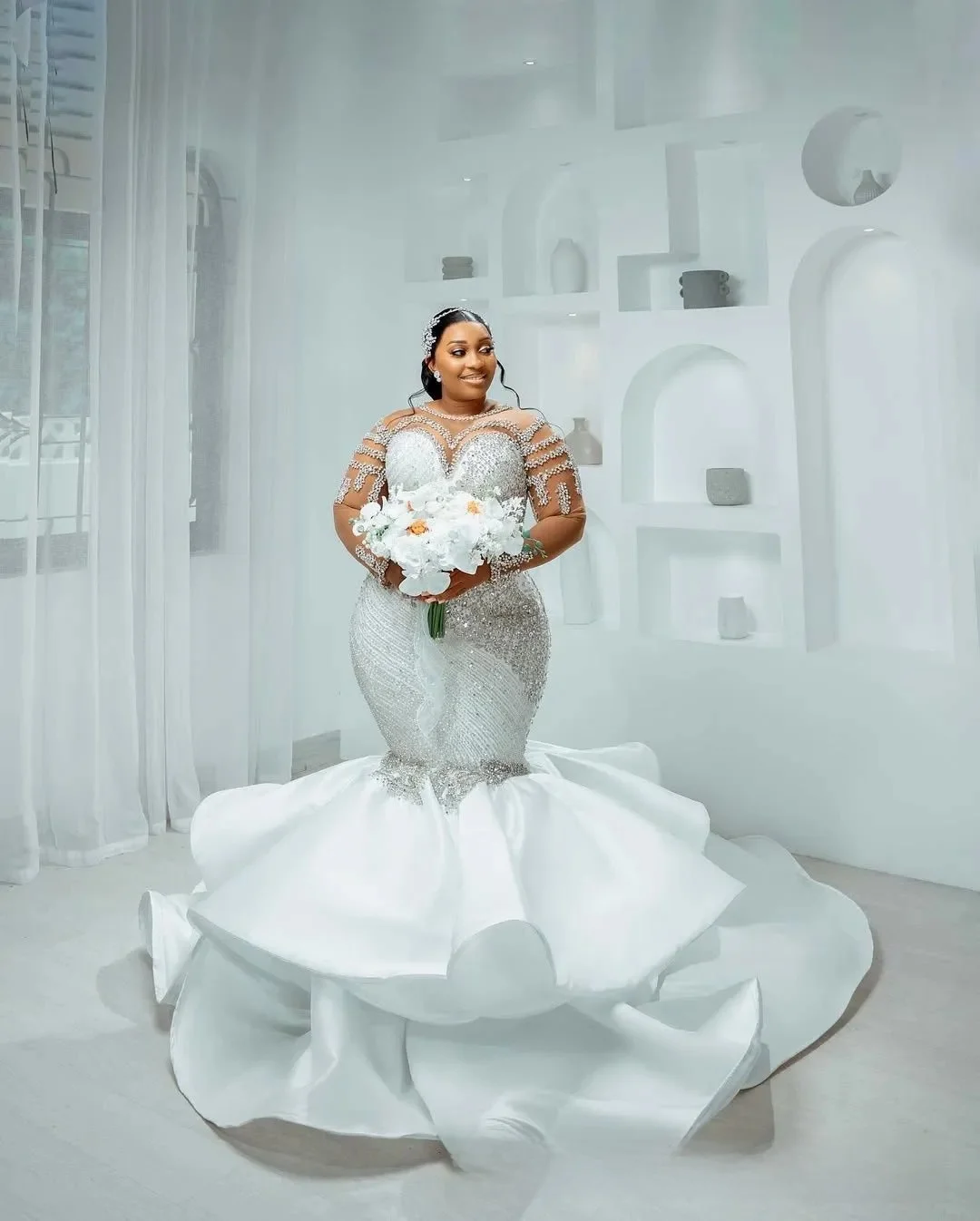 Suknie ślubne na zamówienie, białe, afrykańskie, dla panny młodej, krój syreny, odpinany przezroczysty dekolt, zdobione koralikami, koronkowe, warstwowy tiul.