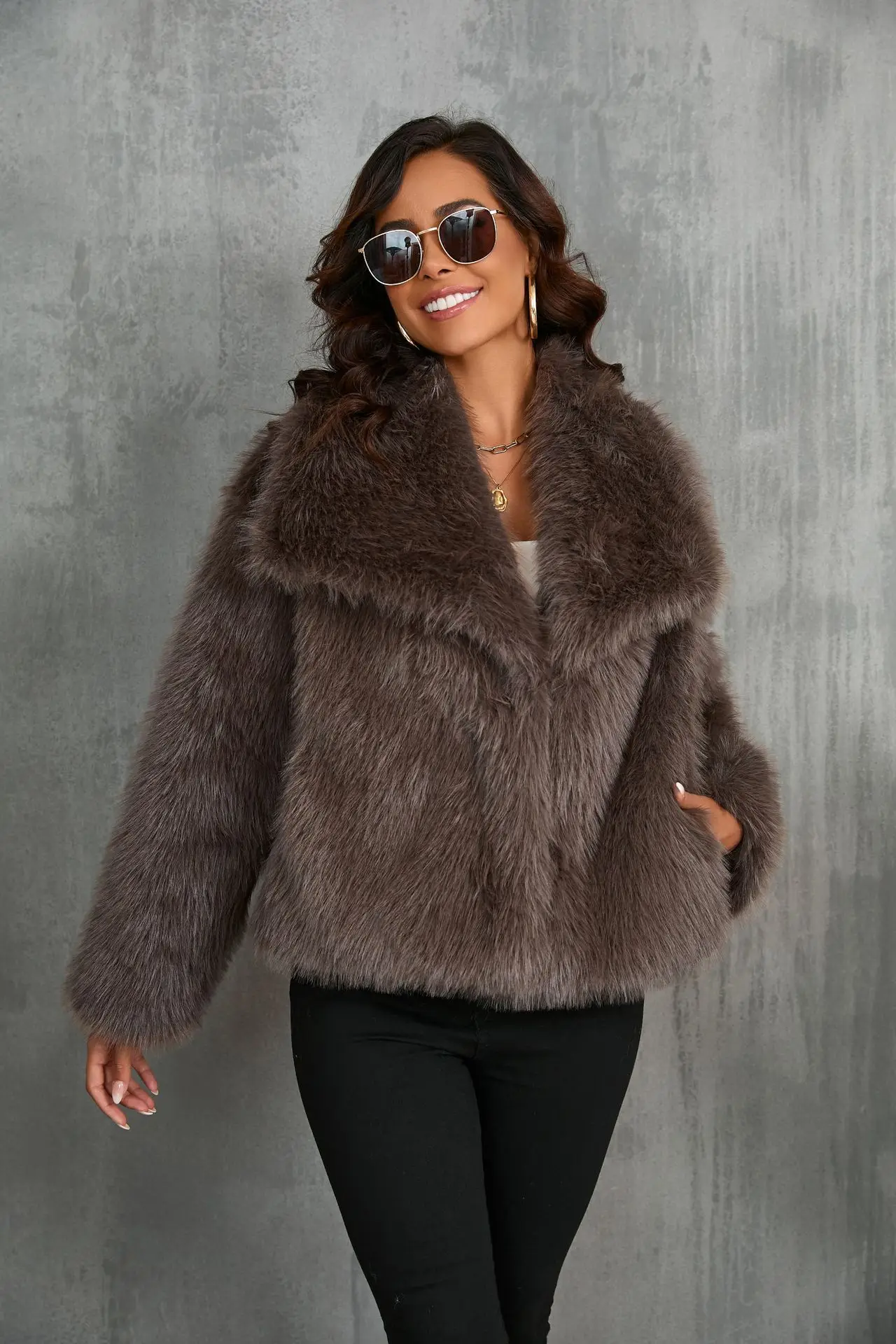 Women's Artificial Fur Coat with Large Lapel Short Fashionable Fox Fur Style Fluffy Plush Clothing for Ladies