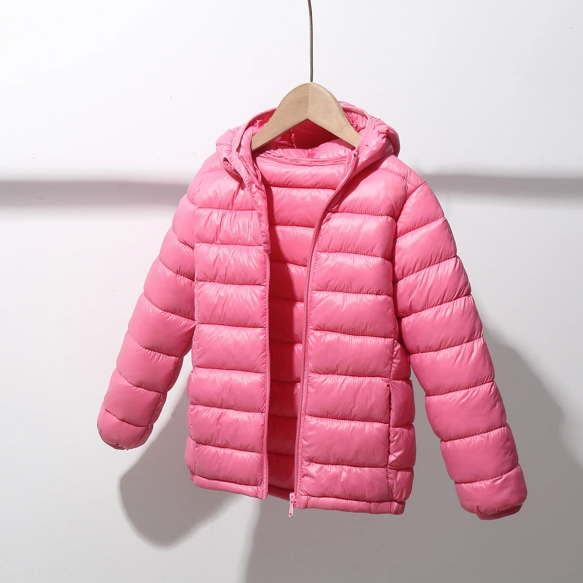 Kinder-Daunenjacke für Jungen und Mädchen für Herbst und Winter, leichte, einfarbige, warme Jacke mit Reißverschluss und Kapuze, Größe 3-14 Jahre. – Detail 14