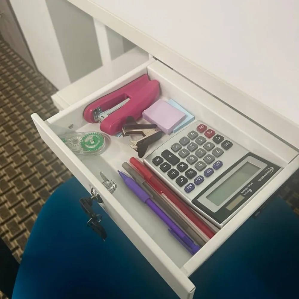 Kleine Schublade unter der Oberfläche aus Metall mit gebürstetem Silber-Finish – sichere Aufbewahrungslösung