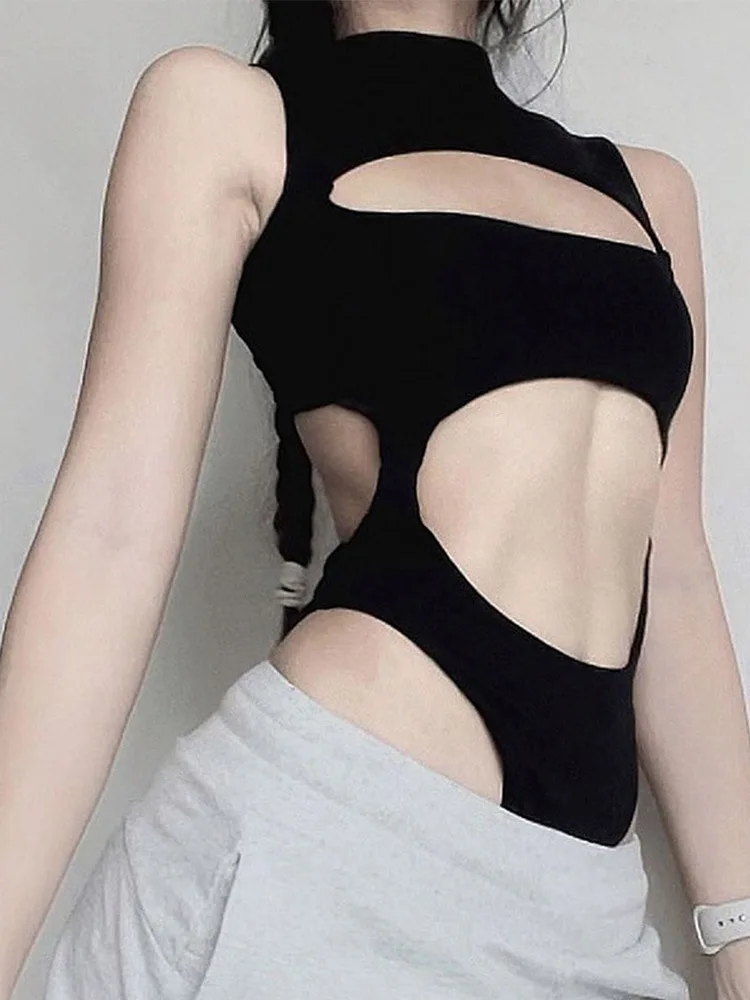 Sinnlicher Bodysuit mit Ausschnitten, rückenfrei, formender Bodysuit, asymmetrisch, ärmellos, eleganter Bodysuit, Sommer, Strand, lässige Bodysuits