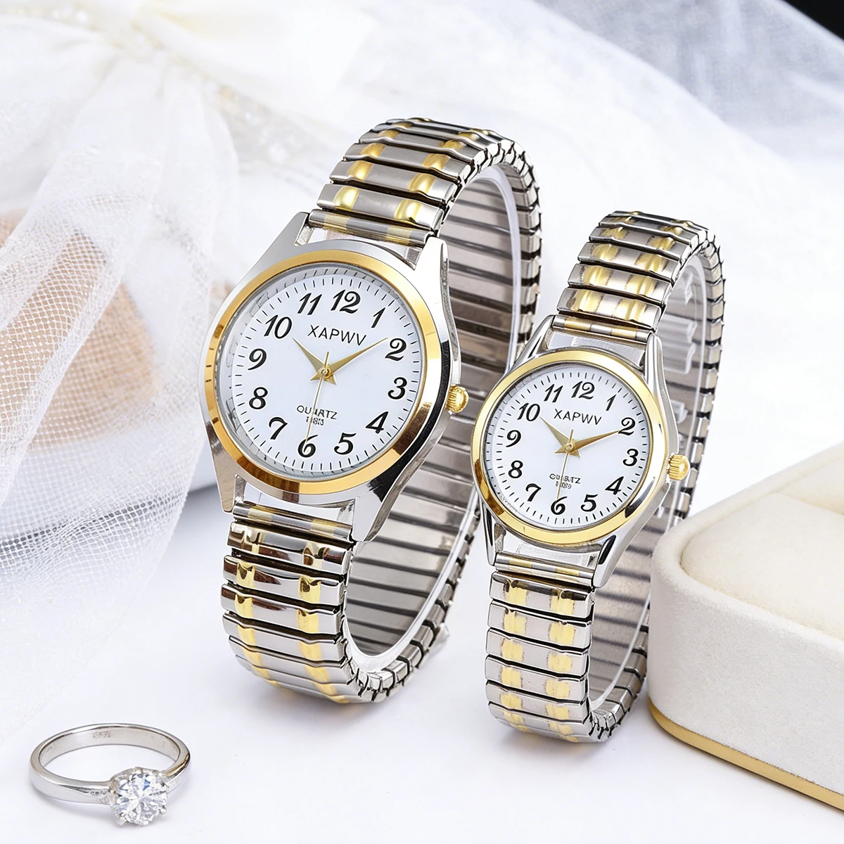 

Классические повседневные часы для пары, большой цифровой дисплей для четкого отображения времени, эластичный ремешок, кварцевый механизм для точного отображения времени.