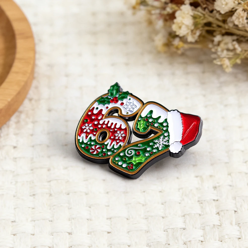 Lustige Six Seven 67 Emaille-Pin Weihnachts-Lebkuchen-Brosche Brainrot-Humor-Abzeichen Gen Alpha Slang Schmuck Geschenk für Teenager Fa – Detail 6