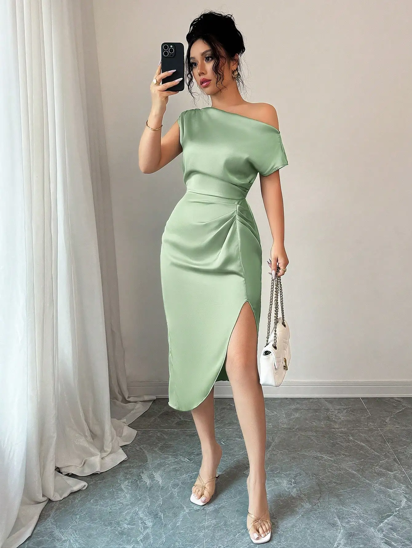 

Атласное платье цвета шалфейной зелени на одно плечо с драпировкой и боковым разрезом для вечеринок и мероприятий