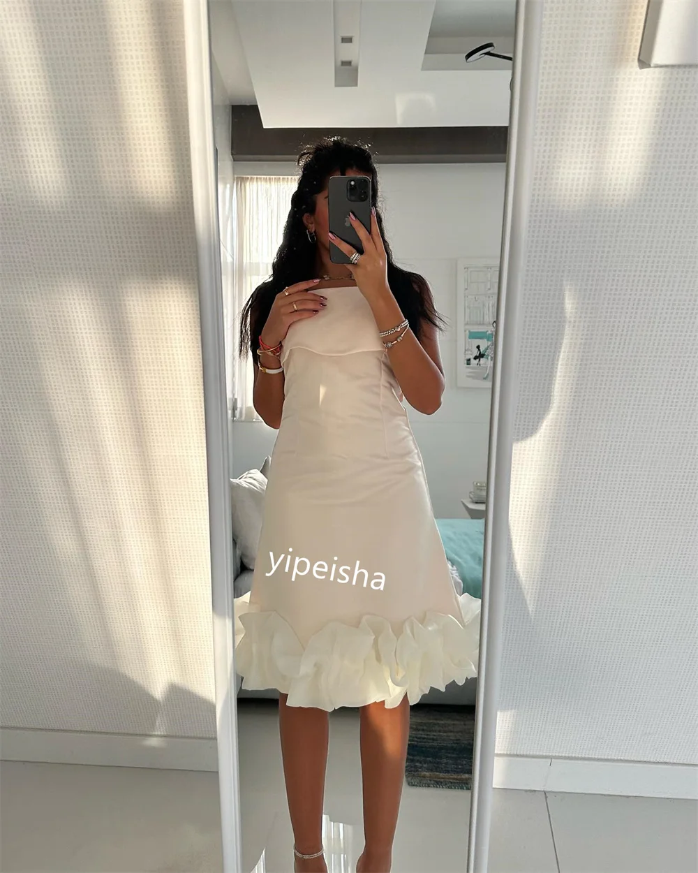 ที่กําหนดเองชุดราตรี Ruffle Quinceanera Sheath เรือคอ Bespoke โอกาสชุดเข่าความยาวชุดเซ็กซี่สบายๆ