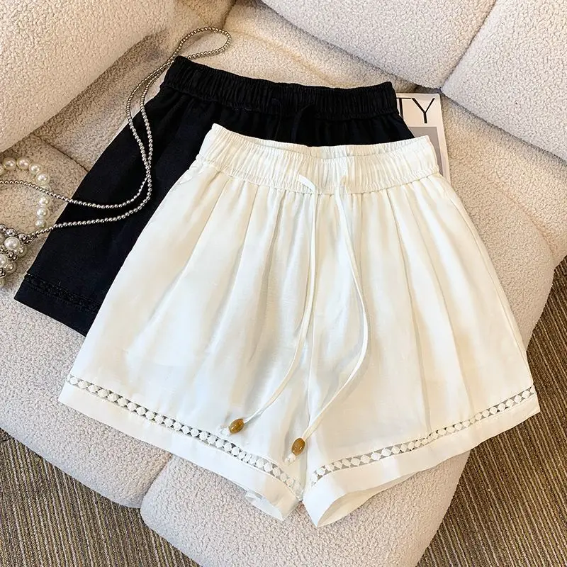 

Белые повседневные шорты с высокой талией для женщин, лето 2026, новый стиль, утягивающий дизайн, с вырезами, кружевные, широкие штанины, модные шорты