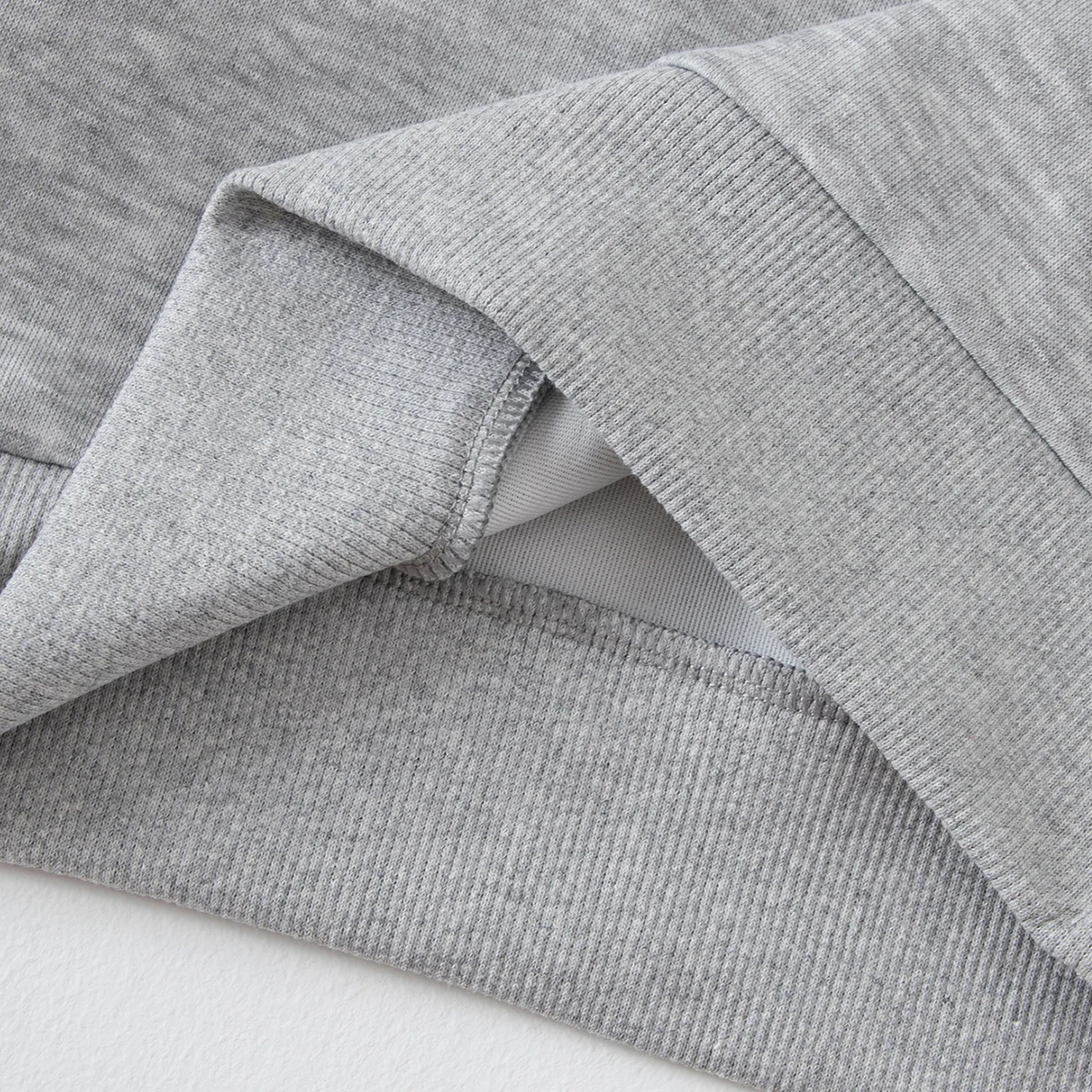 Herbst- und Winter-Kinder-Hoodie in einfarbiger Ausführung, modisch, mit freiem Schulterbereich, für Jungen und Mädchen, lässiger Sport- und Alltagsshirt, vielseitig kombinierbar. – Detail 14