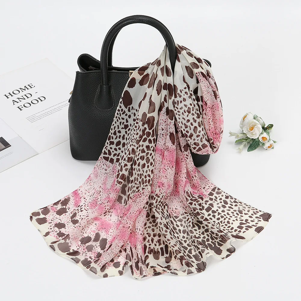 2024 Moda z nadrukiem Leopard Chiffon Hijab Scarf Women Pareo Lady Bandanas Ręczniki plażowe Letni muzułmański welon Wrap Female Foulard