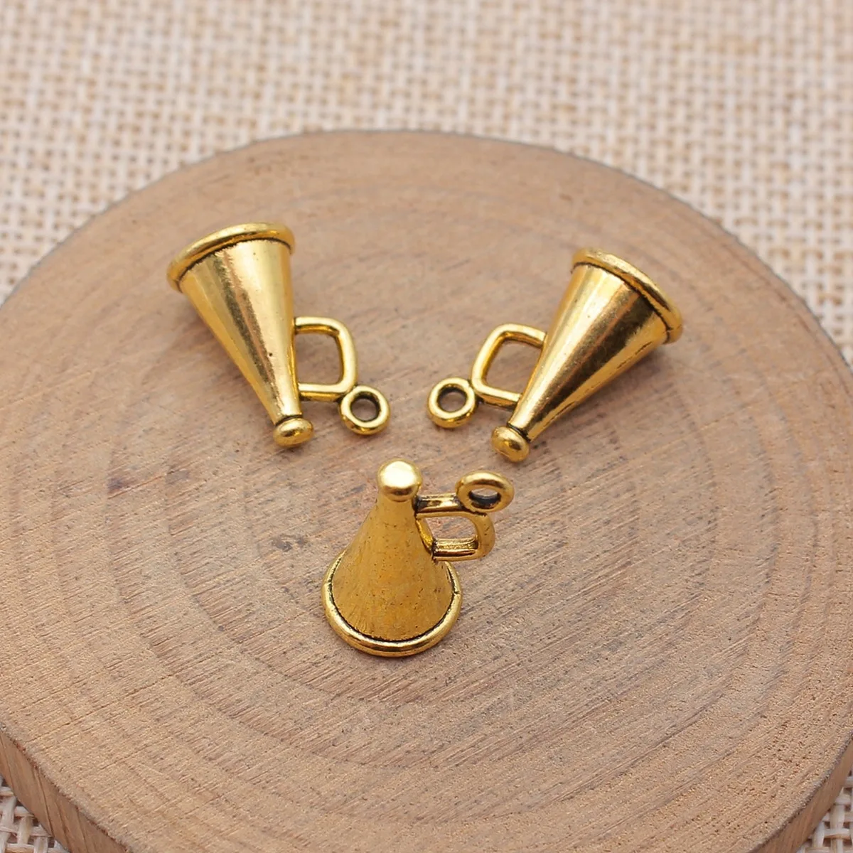 

40 шт., 15x9x9 мм (0,59x0,35x0,35 дюйма), 3 цвета: античная бронза, античное золото, античное серебро, 3D-подвески в форме динамиков