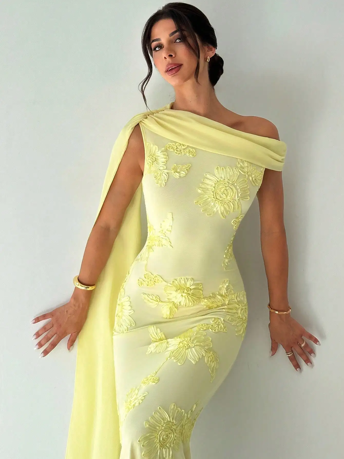 

Yellow One-Shoulder Mermaid Maxi Dress with Floral Embroidery and Long Shawl
