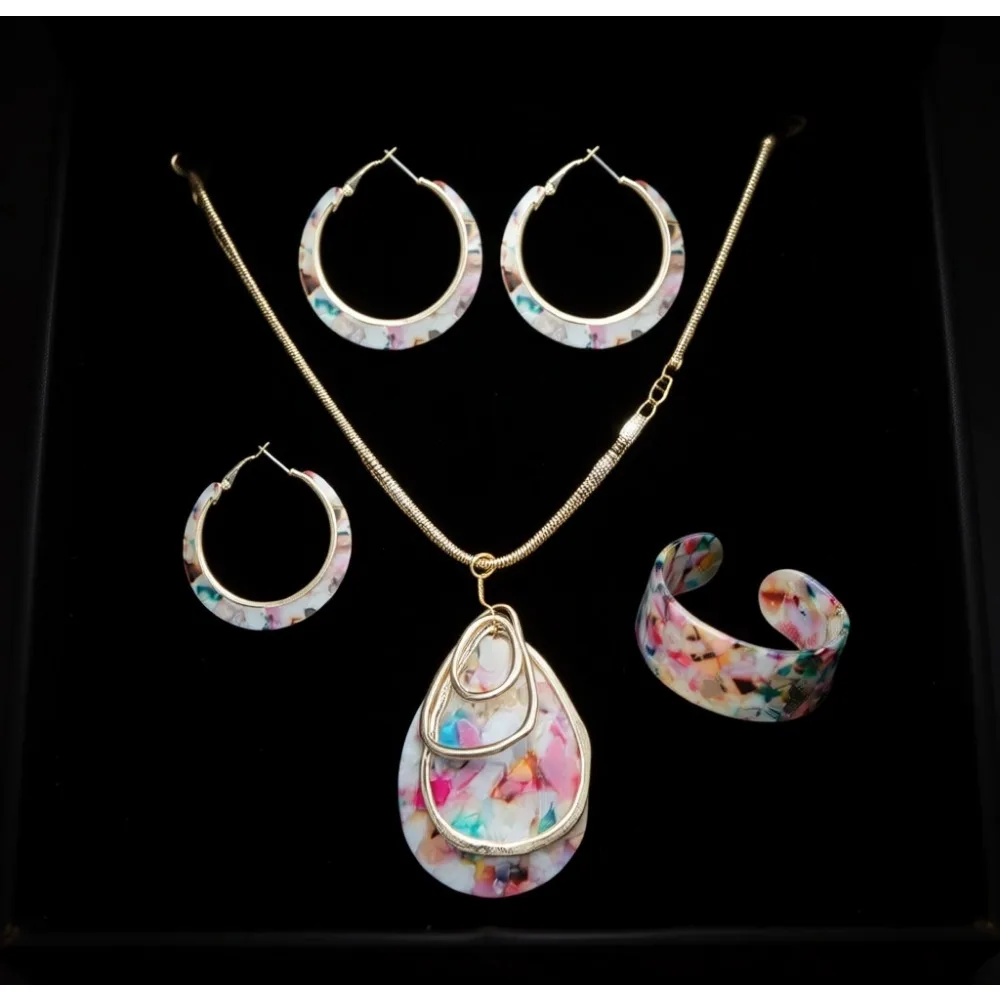 

Набор акриловых украшений для женщин: эффектные серьги, ожерелье и браслет в стиле бохо из смолы