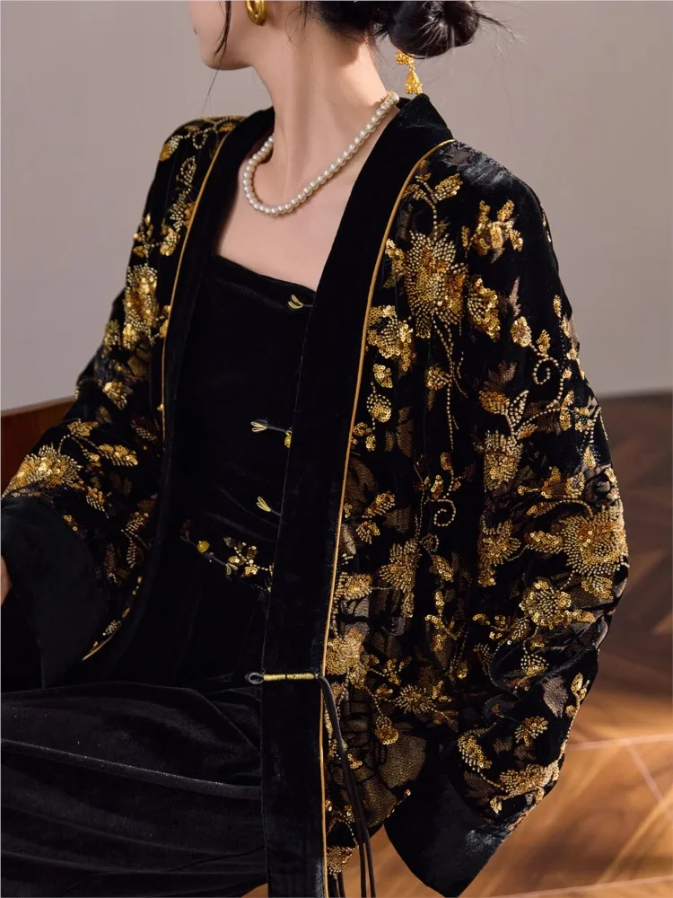 

A new Chinese-style heavy embroidery cardigan with silk collar and light luxury coat