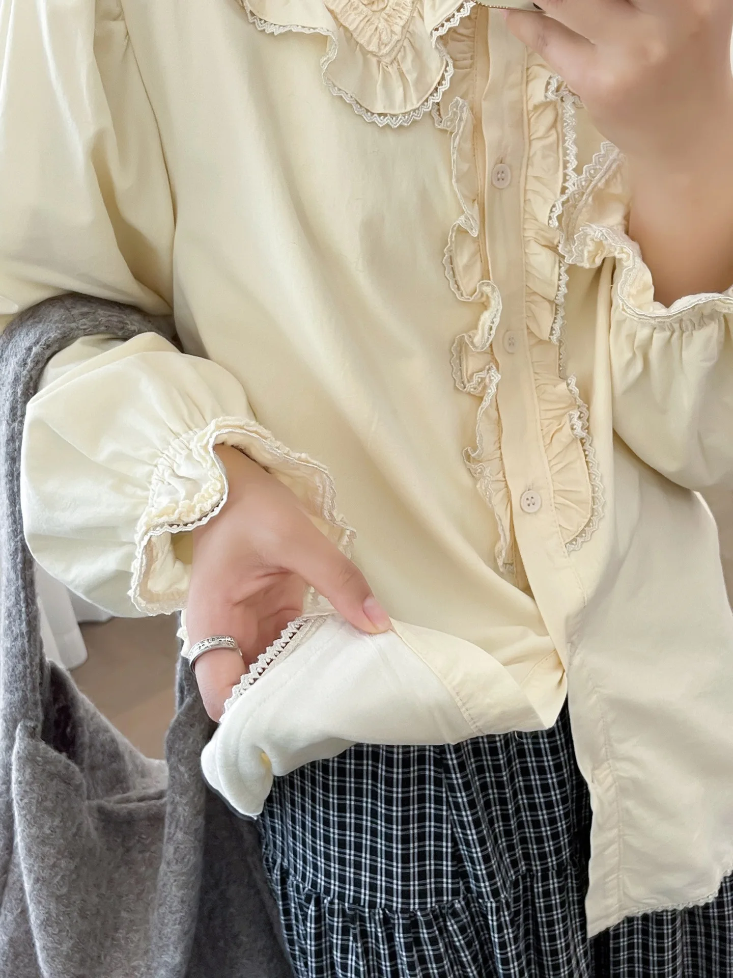 Nowa koszula zimowa z długim rękawem z polaru na rok 2025, damska bluzka z kołnierzykiem Piotrusia Pana i falbankami, luźna bluzka w stylu Mori Girl odmładzająca, T5N750CC