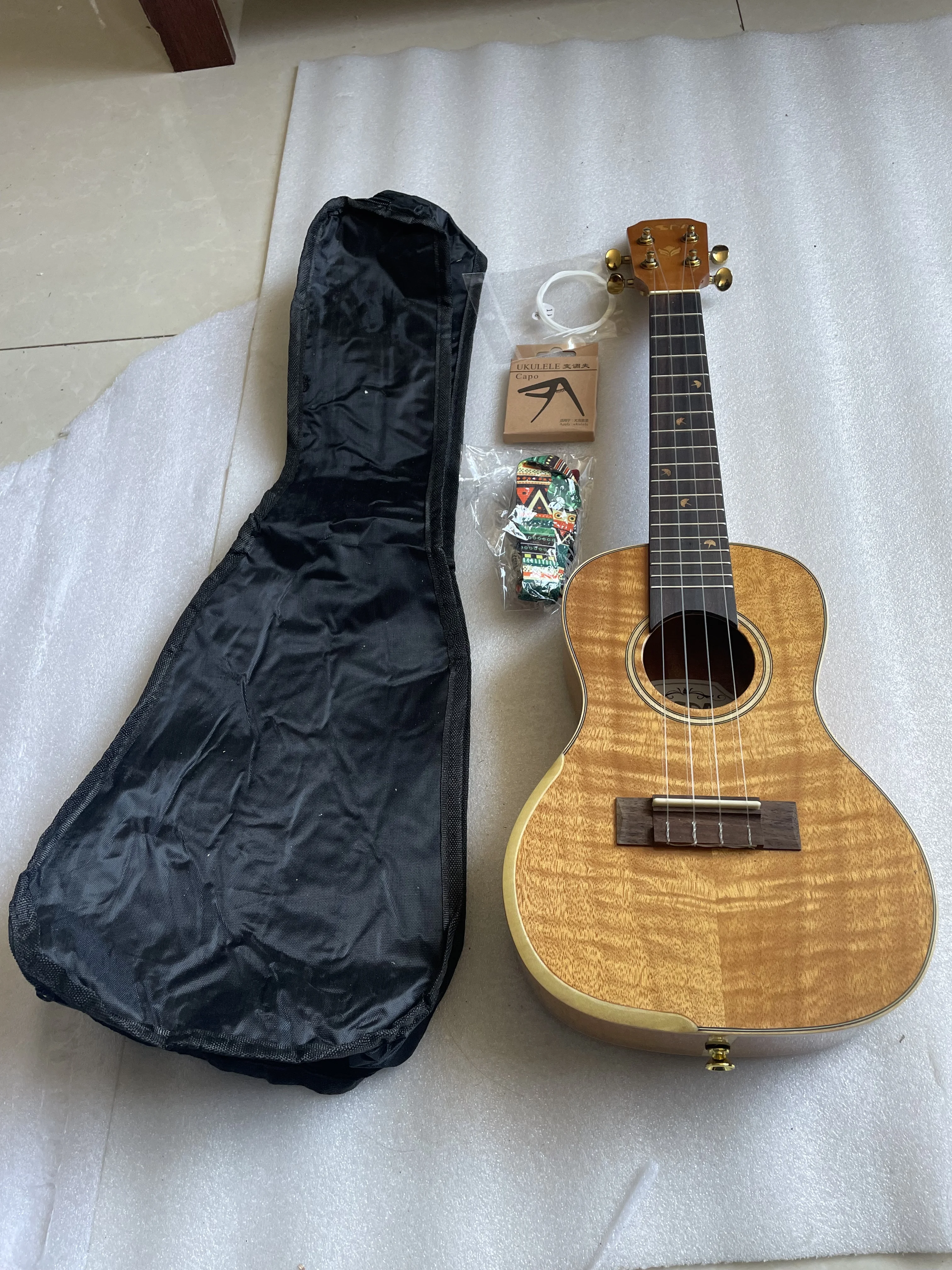 Super Beautiful Handmade All Solid Wood 23 Inche Ukulele 4 Strings Ukulele Professional String Instrument for Beginners Practice