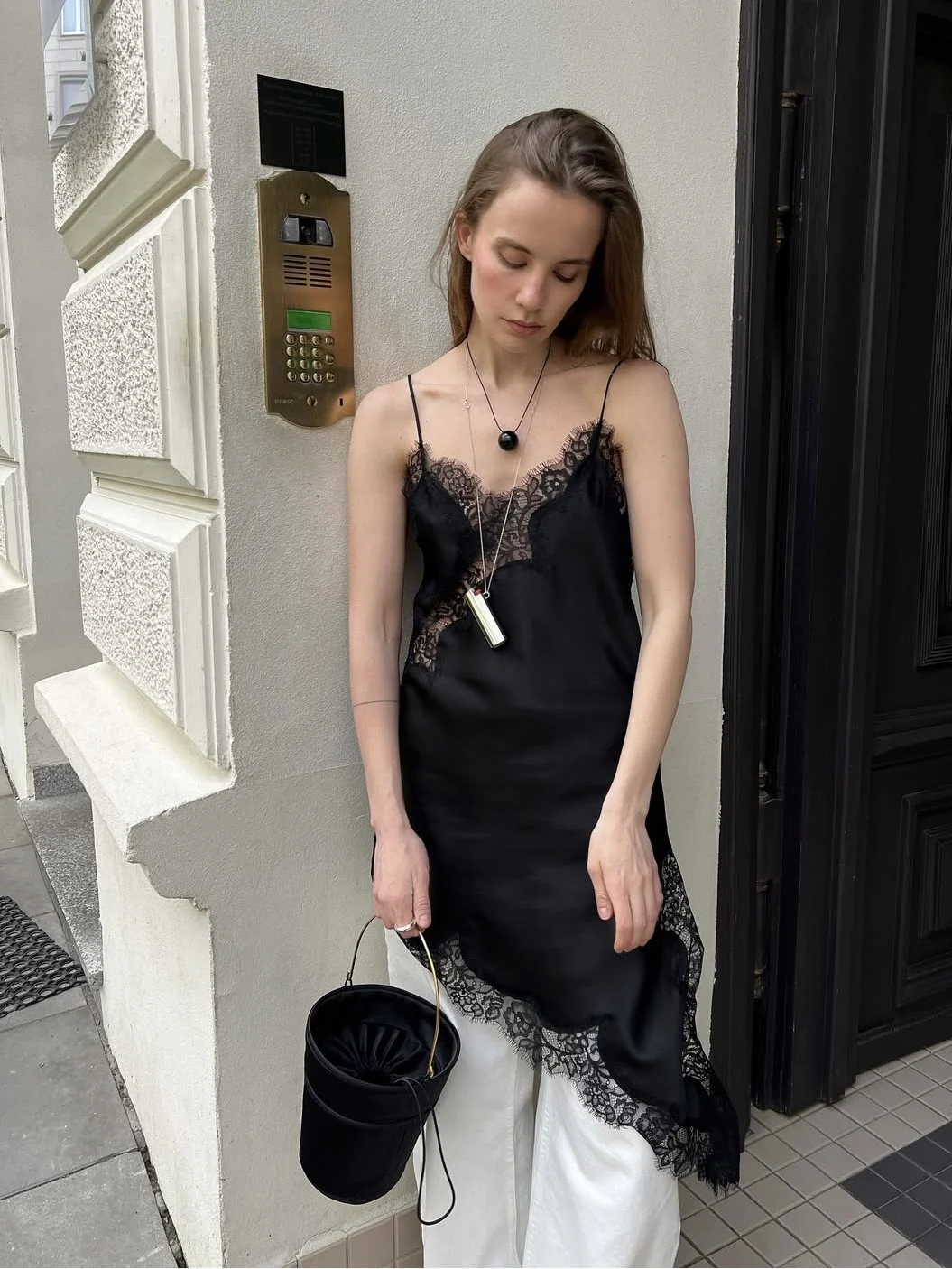 Mini abito irregolare con canottiera in pizzo satinato da donna