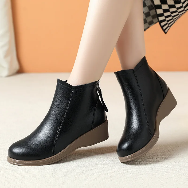 

Короткие ботинки из натуральной кожи на мягкой подошве, женские ботильоны на танкетке, осень-зима, новые исходящие женские ботинки с молнией сзади