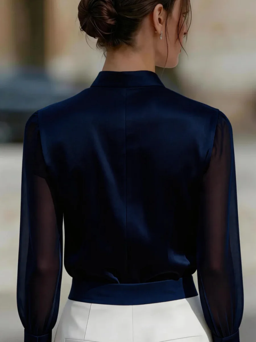 Damen Glänzende Satin-Bluse mit Stehkragen, V-Ausschnitt und Transparenten Langen Ärmeln – Detail 11