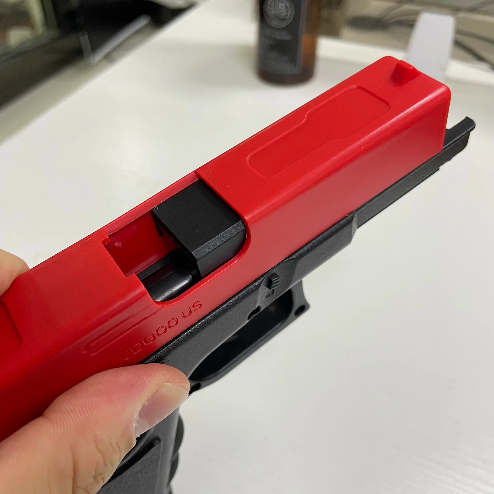 Pistola ad aria compressa morbida di alta qualità Manuale G17 Glock Pistola giocattolo Rivista inferiore Laser Sport all'aria aperta CS Gioco Armi Regalo per bambini