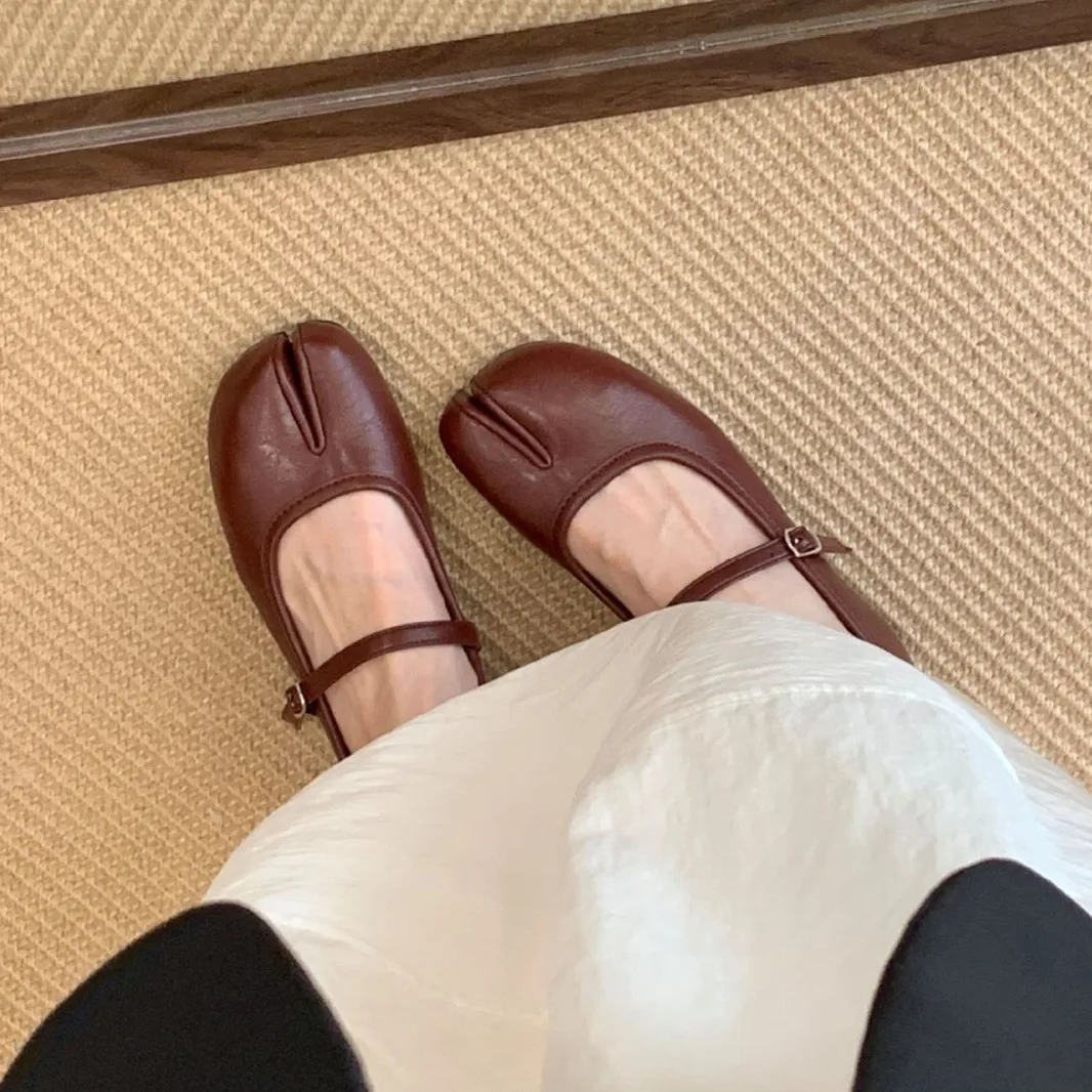 

Балетки на плоской подошве IPPEUM с разделенным носком TabIs Mary Janes 2025, новые модные балетки Winered на плоской подошве