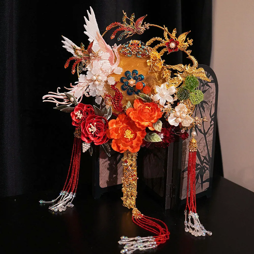 The bride's wedding show is a fan, a new Chinese intangible cultural heritage flower covering flower, a golden finished product