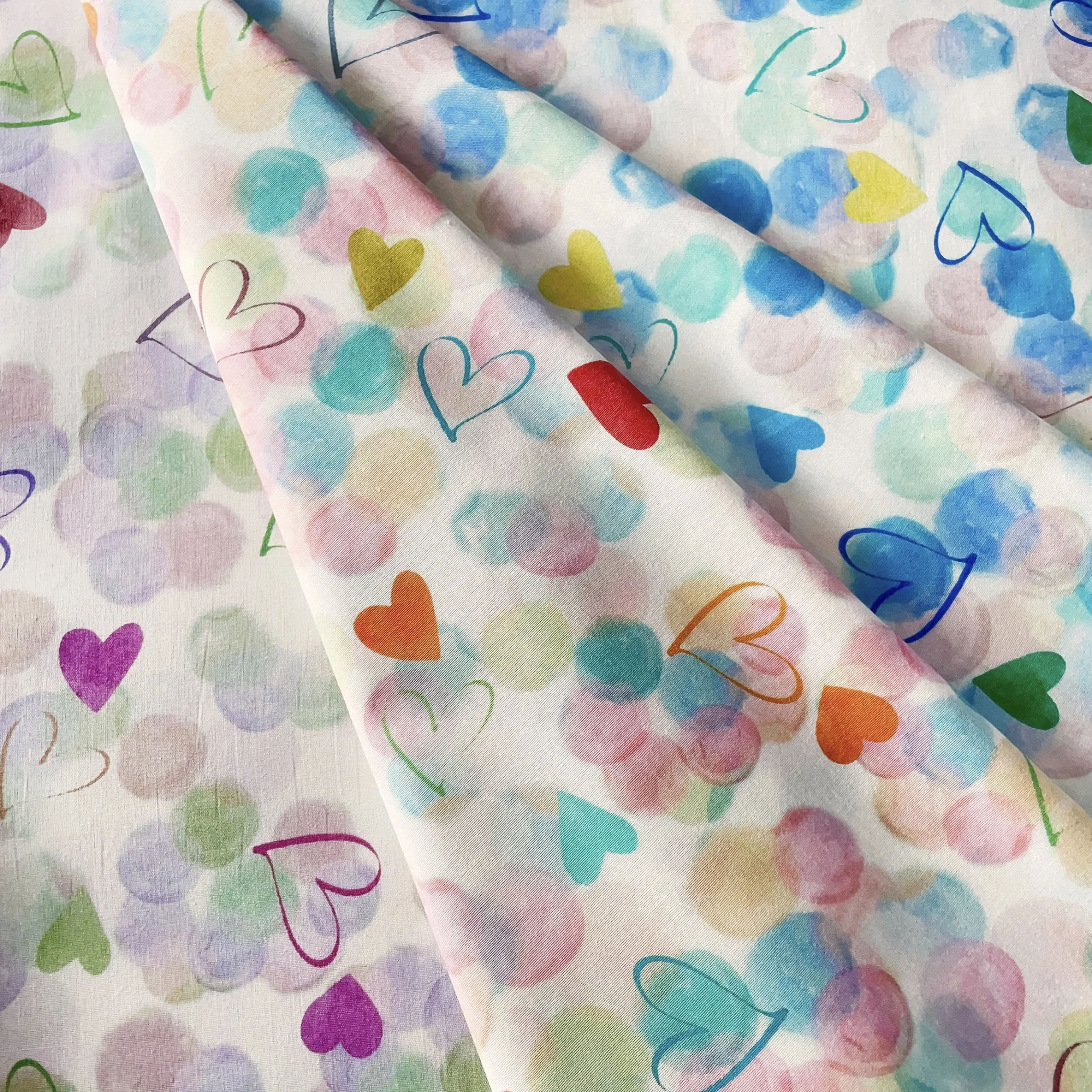 

Разноцветная хлопковая ткань с акварельным принтом в горошек и сердечками для детской одежды, платьев, квилтинга, шитья и DIY-проектов