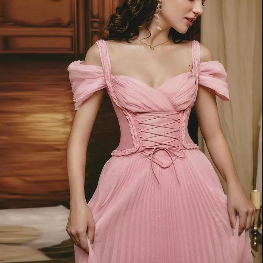 カスタマイズされた素朴なピンクのウエディングドレスプリーツコールドショルダースリーブフォーマルイブニングドレスコルセットフロアレングス特別なオケージョンの衣装