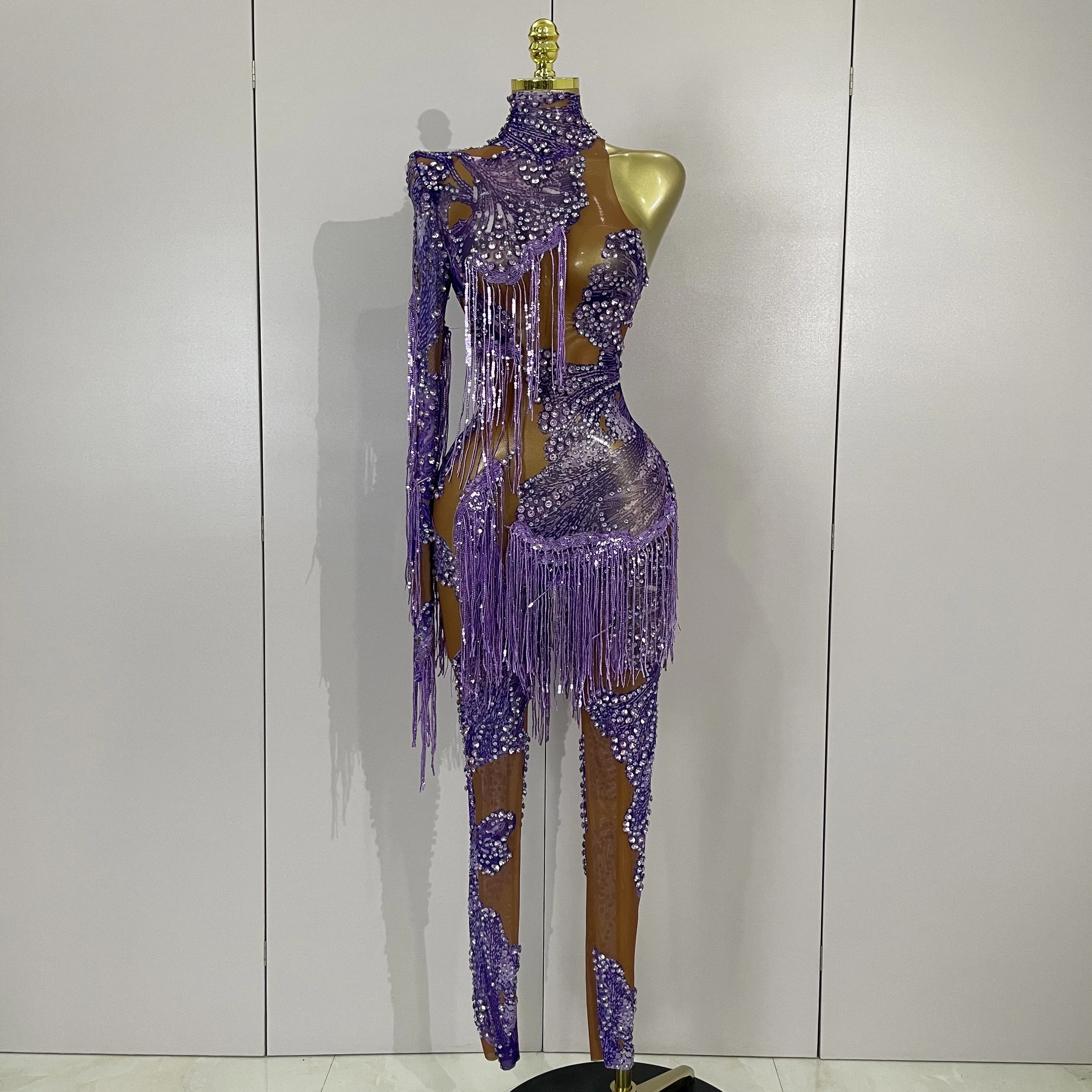 

Роскошный сетчатый комбинезон на одно плечо с блестящими бриллиантами и фиолетовыми кисточками, женский сетчатый комбинезон на вечерние, день рождения, ночной клуб, фестивали, сценический костюм