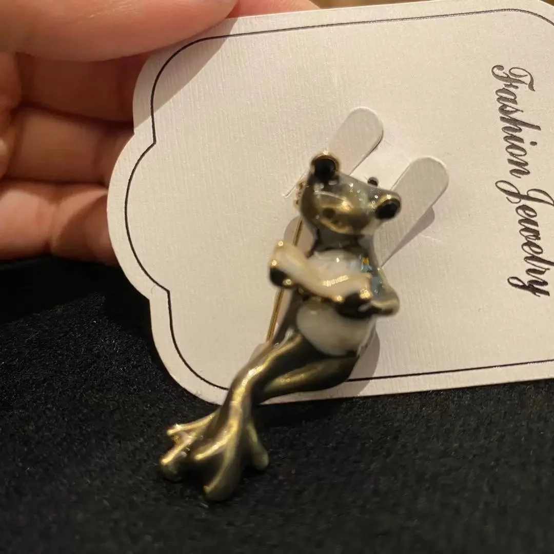 New Rhinestone Funny Frog Brooch Vivid Animal Pin Lady Kids Party Jewelry Gifts for Men and Women Vintage Decoration Badges