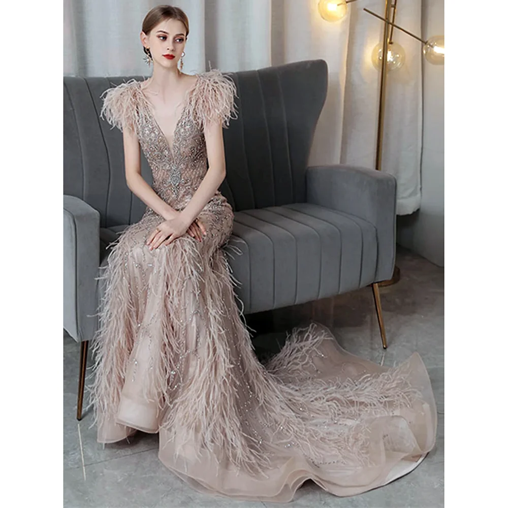 Robes de Rhsirène à col en V avec plumes exquises, dentelle chic, appliques de perles, robes de soirée sur mesure, robes de soirée avec train de balayage