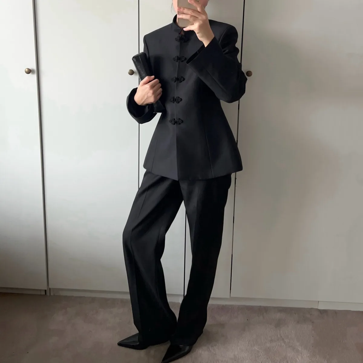 Blazer Feminino Novo VTKW 2026 Preto e Branco com Gola Mandarim e Botões de Sapo Chineses, Caimento Sob Medida para Uso Formal e Casual