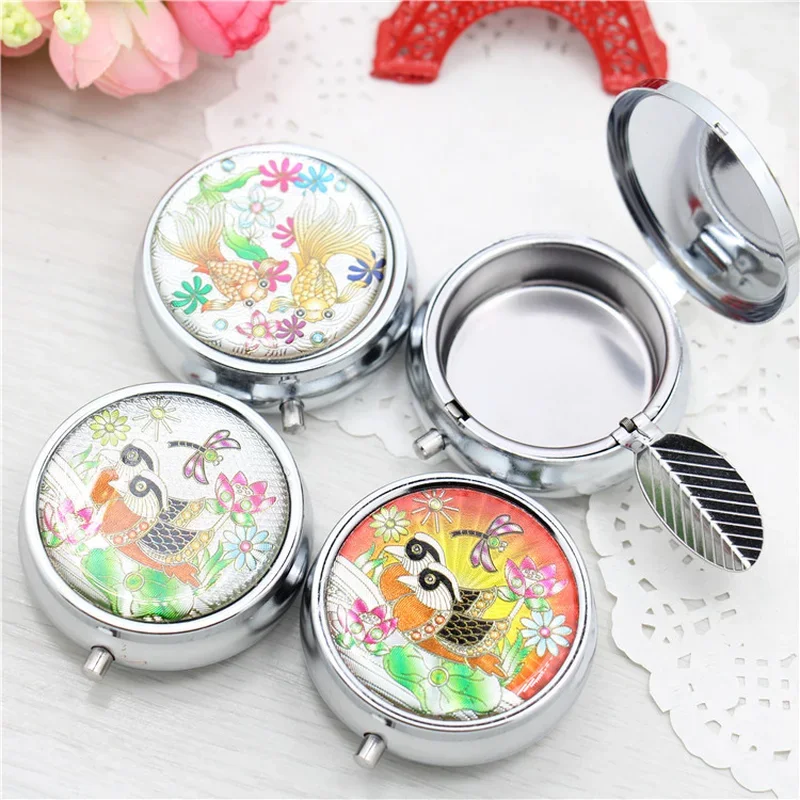 1Pcs Round Shape Ashtray Keychain Eco-friendly Portable Mini Cigarette Keychain Metal Alloy Pocket Smoke Ash Tray Random Color