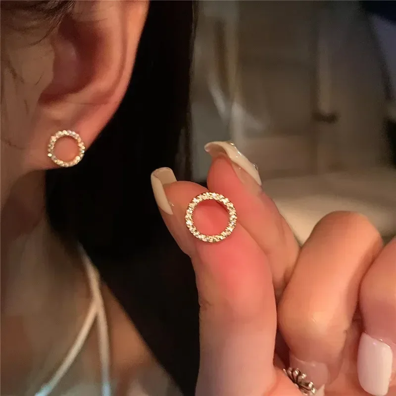 Pendientes de botón de círculo pequeño delicado para mujer, cristal de Color dorado, minimalista, fiesta coreana, accesorios de joyería de moda de verano, regalo