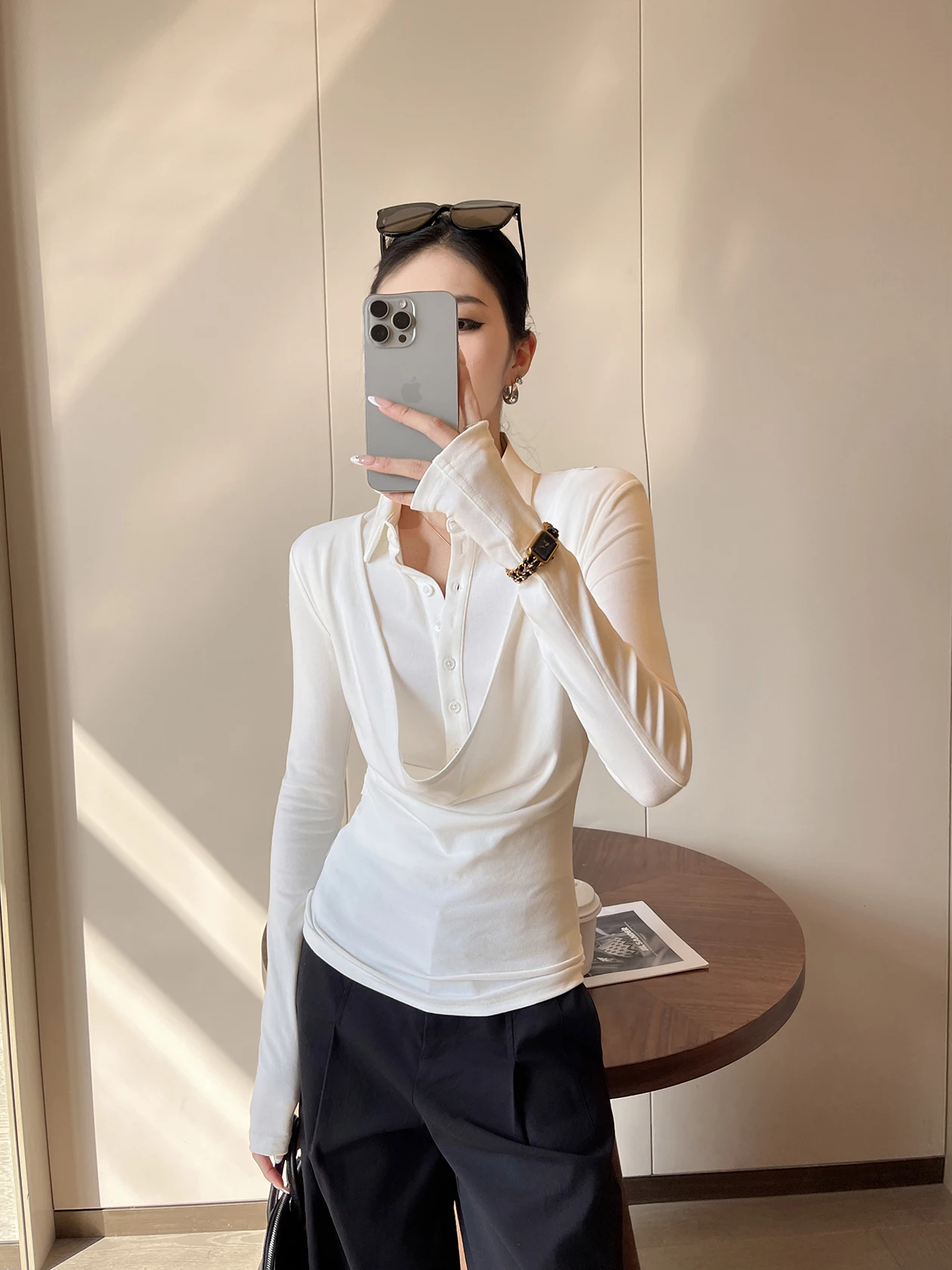 

Белая женская футболка с длинным рукавом, весна 2026, приталенный крой, универсальный дизайн, повседневный стиль, китайский дизайн с акцентом на талии