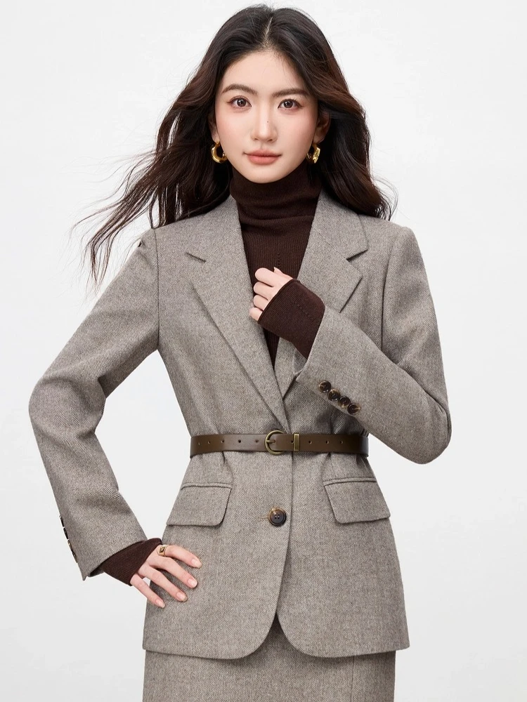 SENTUBILA المرأة السترة معطف الخريف 2025 جديد التباين اللون انفصال حزام مكتب ركاب موضة ملابس خارجية أنيقة 154XA3830