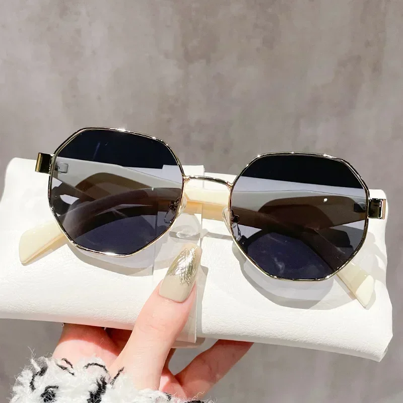 

Fashion Sun Sahdes Trendy Polygonal Metal Frame Sungasses Women Retro Sunshade Eyeglass for Vacation UV400 Luxury Brand Design