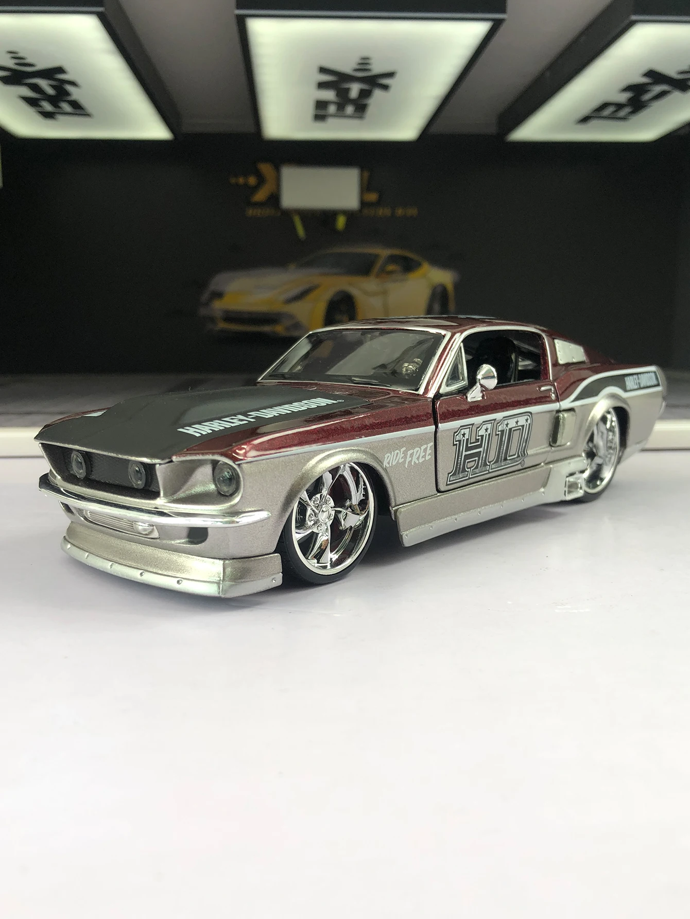 

Maisto 1:24 simulated zinc alloy 1967 Ford Mustang GT model car, static ornament, metal collectible gift car
