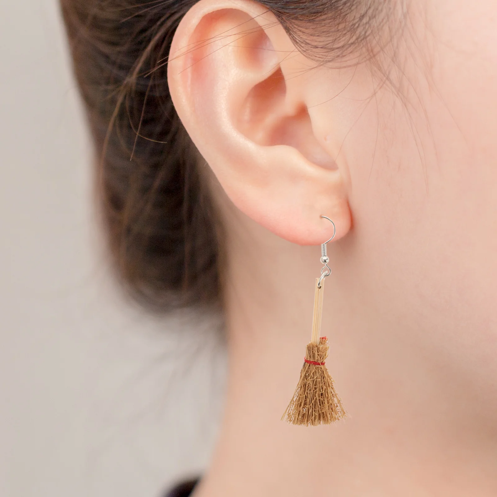 

Pair Bamboo Broom Dangle Earrings Hand Woven Halloween Witch Clip Jewelry for Women Unique Flying Maid Accessory Cute Gift